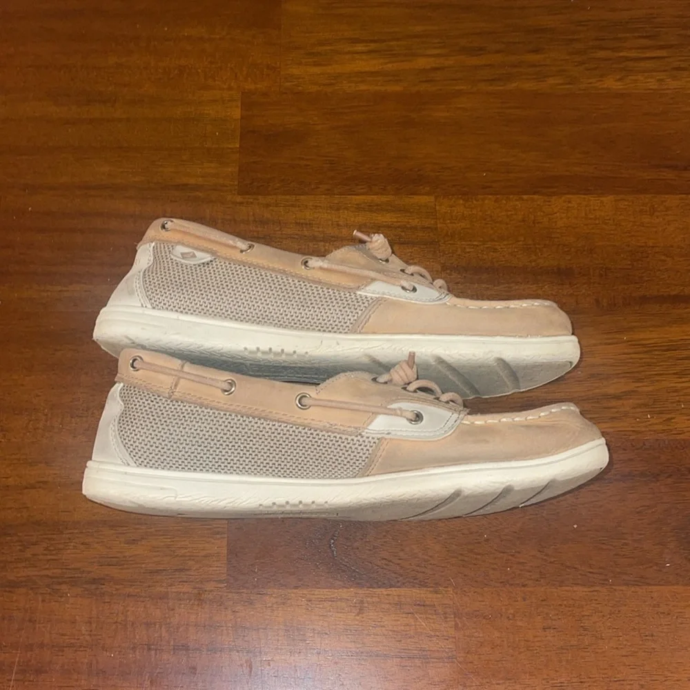 Sperry ladies TopSider Boat shoe. Size 6M. Linen/Oat. Minimal wear